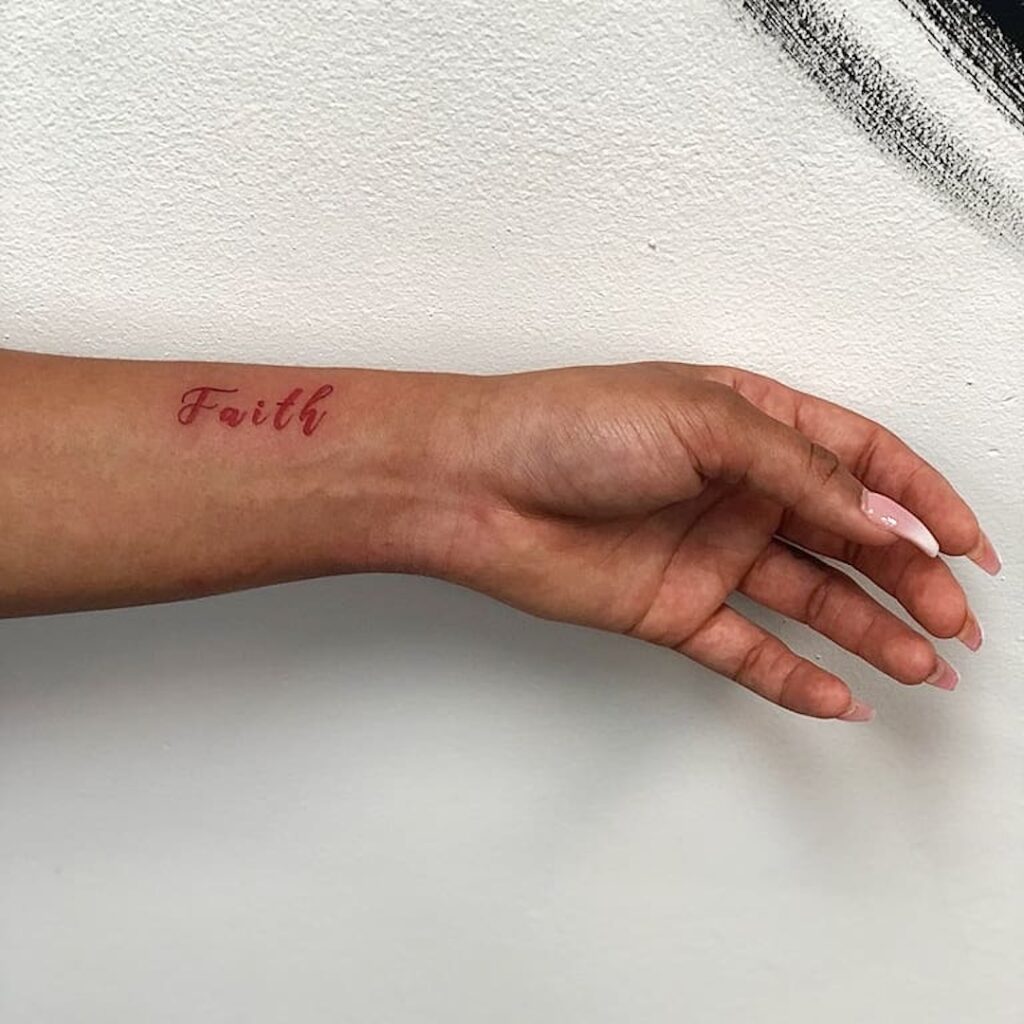 Tatuagem de uma palavra sobre a fé