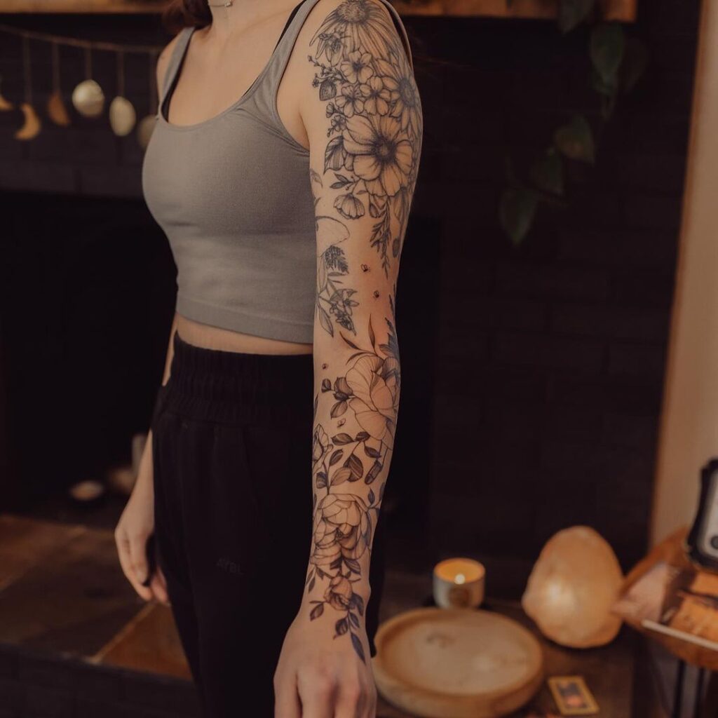 Tatuagem de braço com padrão floral