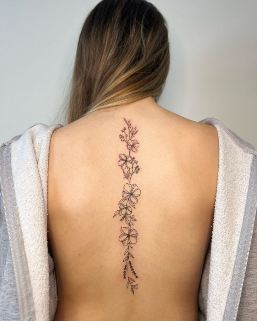 Tatuaje floral de columna vertebral