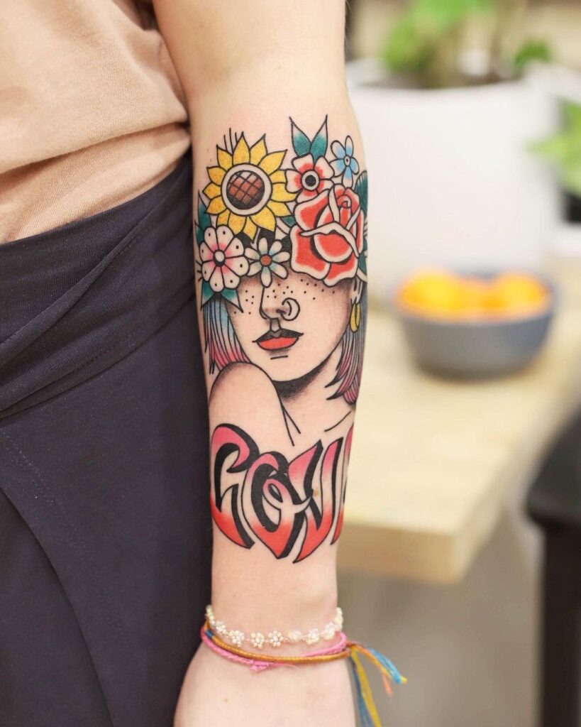 Tatuaje de hippie con pelo de flores