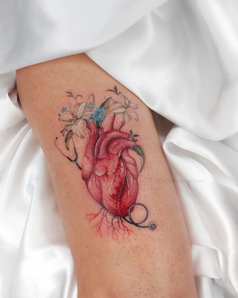 Tatuaggio a cuore con fiori