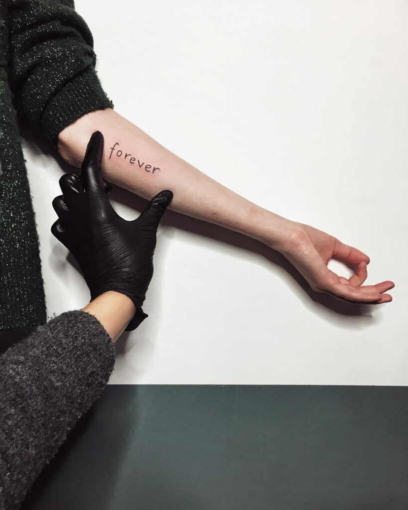 Tatuaje de una palabra para siempre