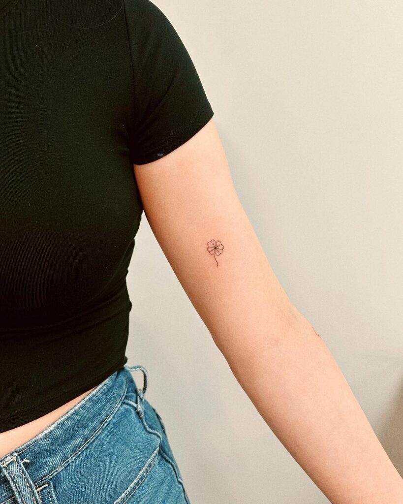 Trifoglio a quattro foglie Piccolo tatuaggio femminile