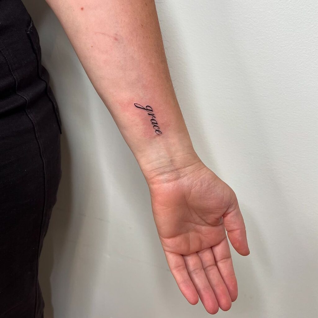 Tatuaggio Grace Script sull'avambraccio