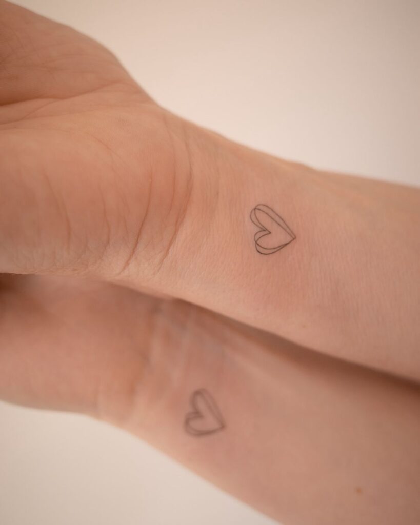 Tatuaggio da polso con cuore