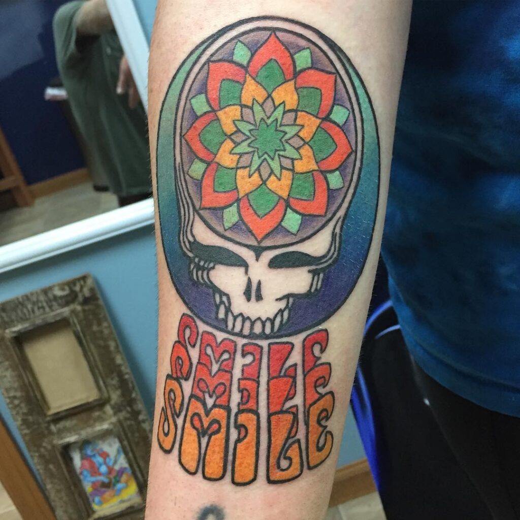 Tatuaje hippie de mandala y calavera