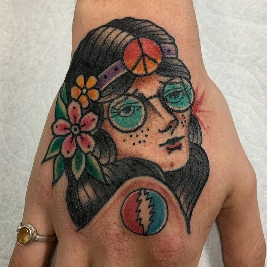 Tatuaje de mano de mujer hippie