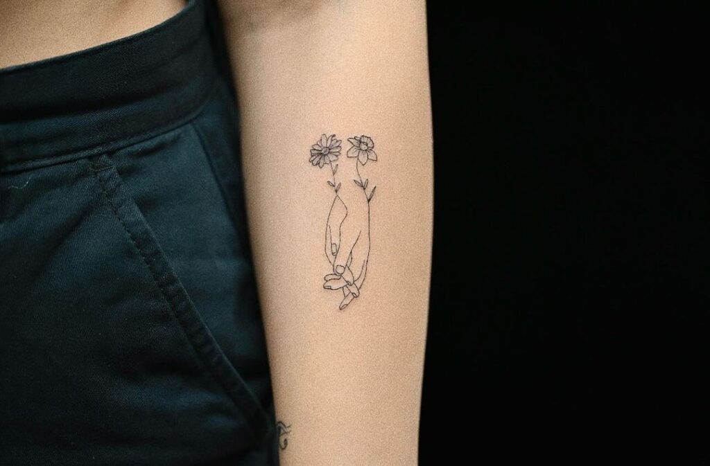 Tatuagem de mãos dadas