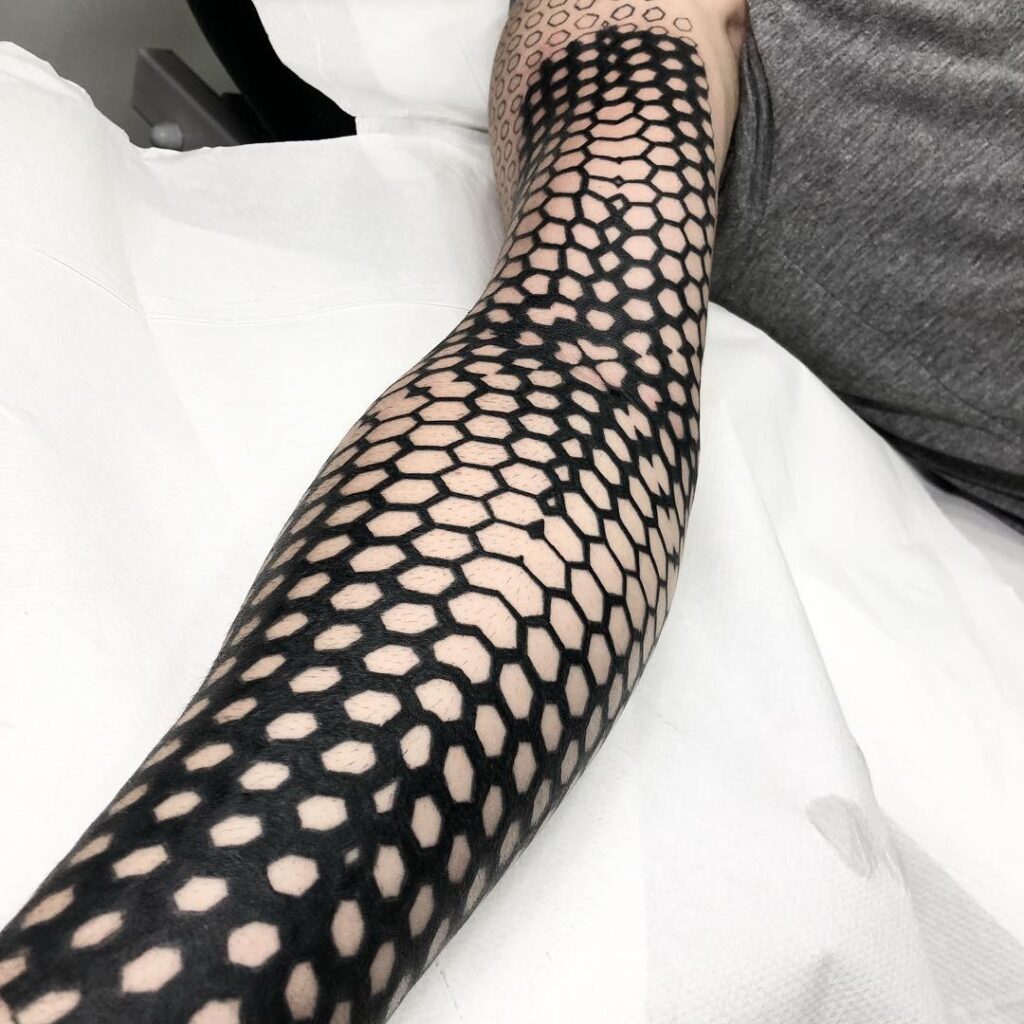 Tattoo Sleeve com linhas em favo de mel