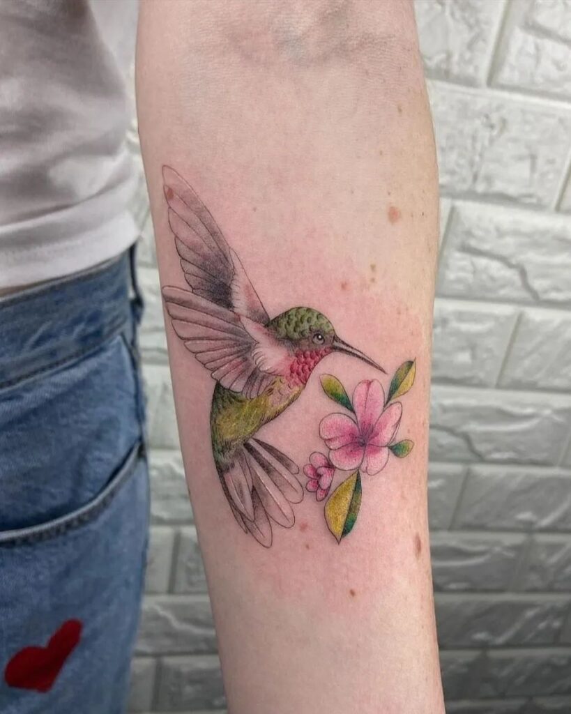 Tatuagem de colibri em aguarela