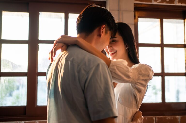casal a abraçar-se
