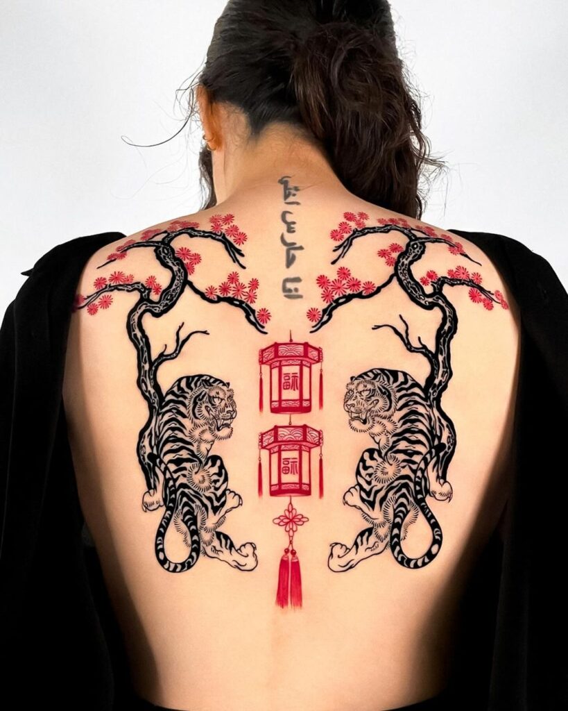 Tatuagem japonesa de linhas finas nas costas