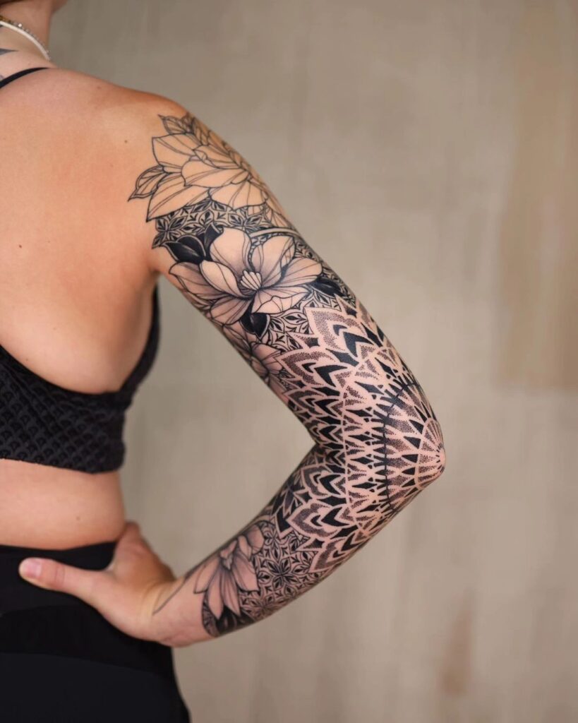 Manga de tatuaje con formas de hojas y flores