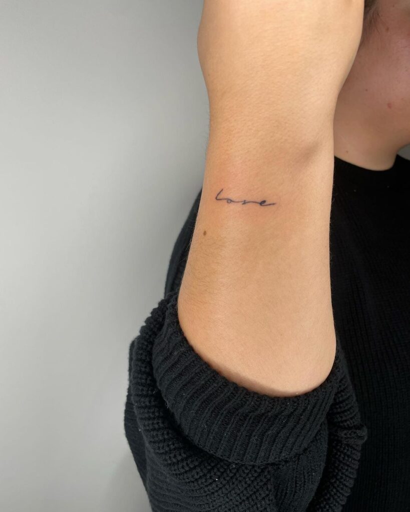 Tatuagem com escrita de amor