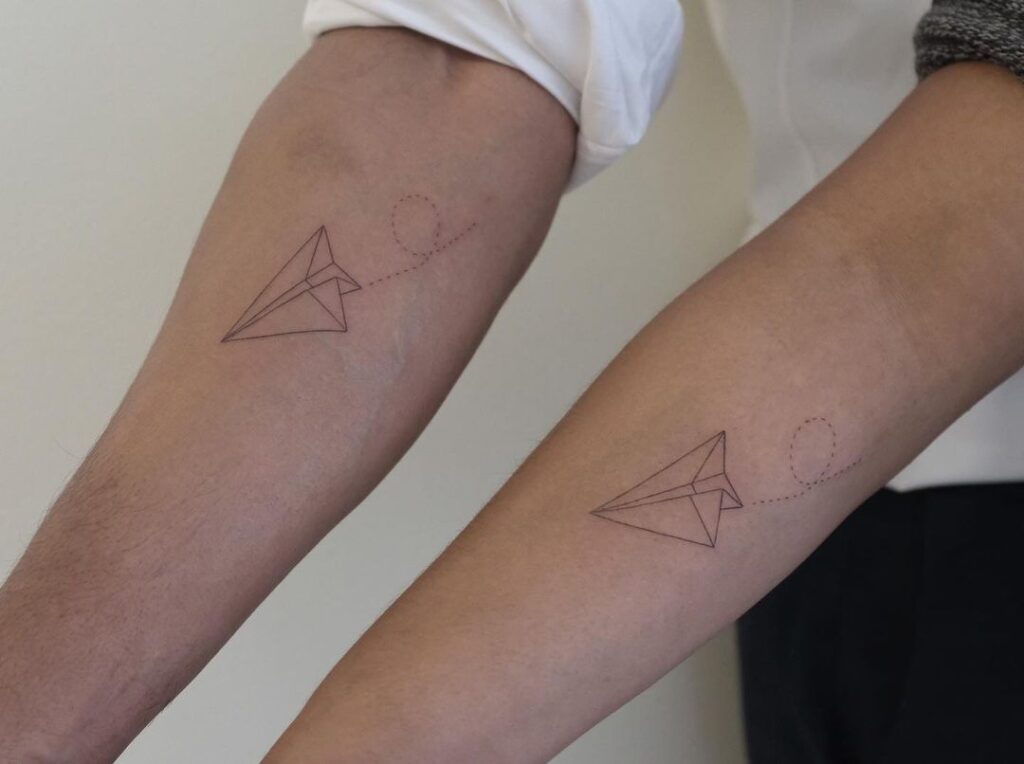 Tatuaje de aviones de papel a juego