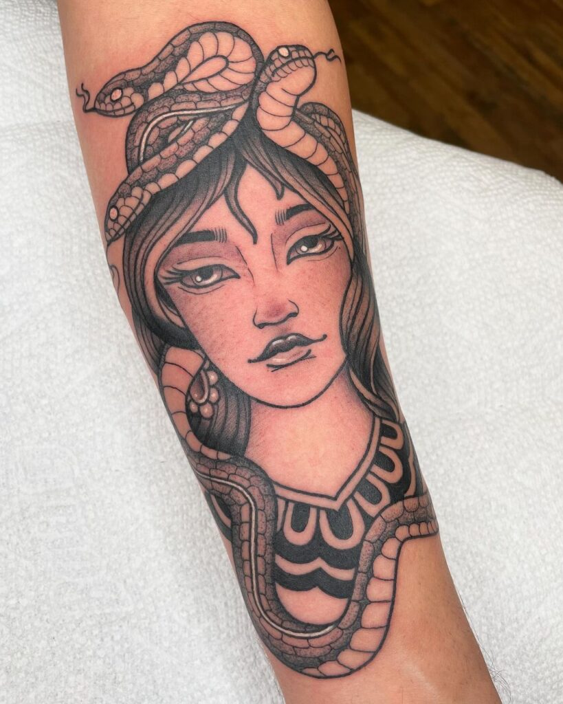 Tatuaje de Medusa en el antebrazo