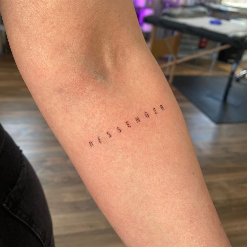 Messenger Tatuaje de una palabra