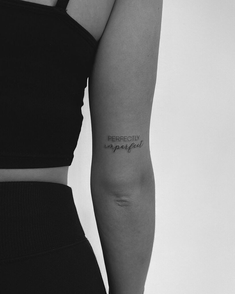 Tatuaggio minimalista con scritte