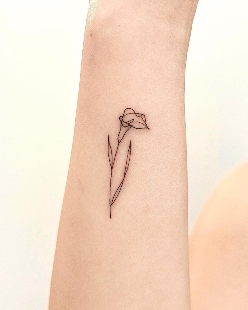 Tatuaggio minimalista della calla