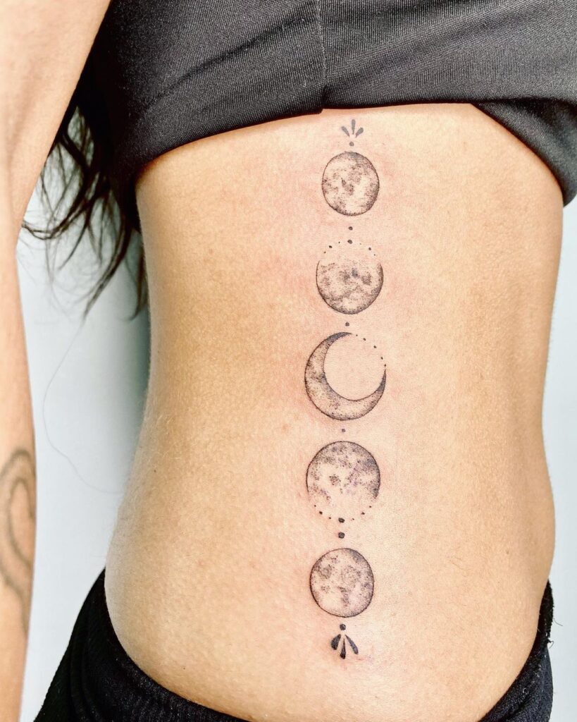 Tatuaje de las fases de la luna