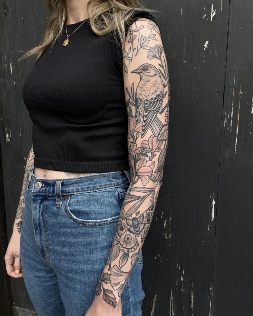 Tatuaje de brazo completo inspirado en la naturaleza