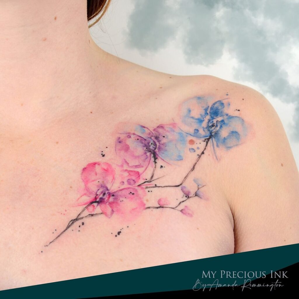 Tatuaggio acquerello con orchidee