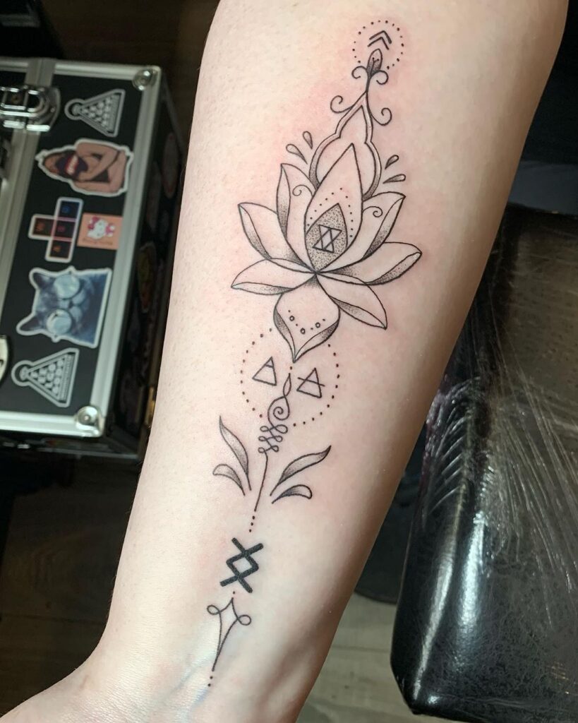 Tatuagem de flor de lótus ornamental