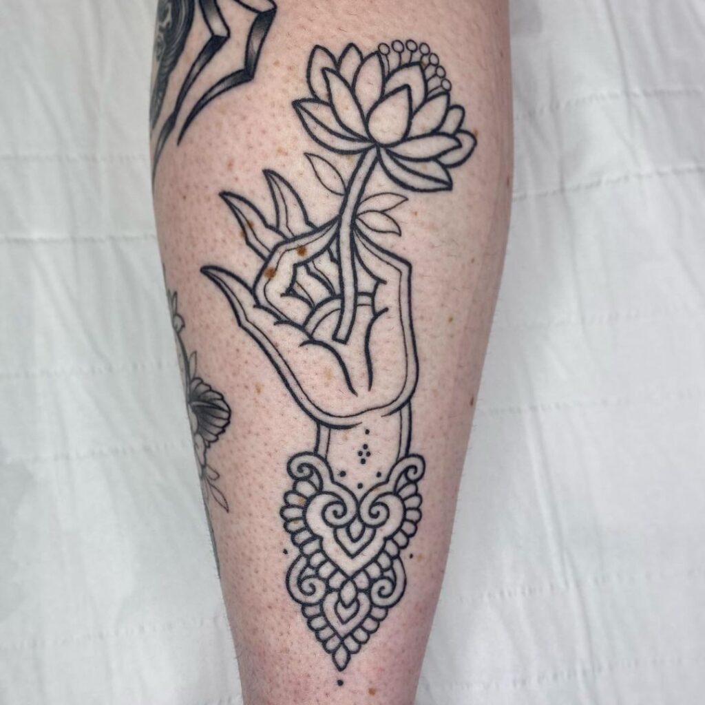 Tatuagem de flor de lótus com padrão