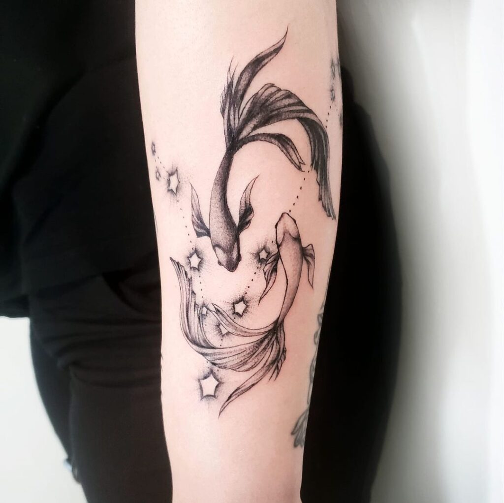 Tatuaje de Piscis en el antebrazo