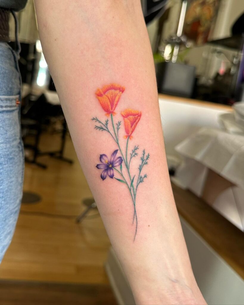 Tatuaggio acquerellato con fiori di papavero