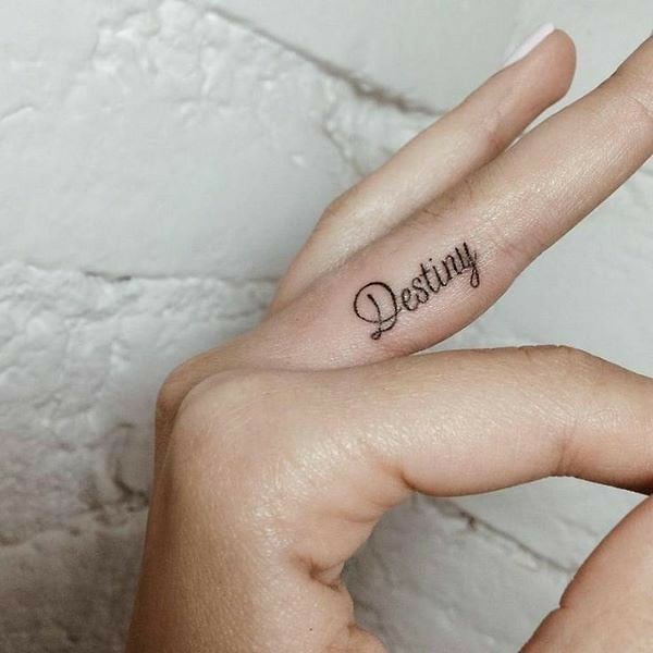 Tatuaje de la palabra poderosa en el dedo meñique