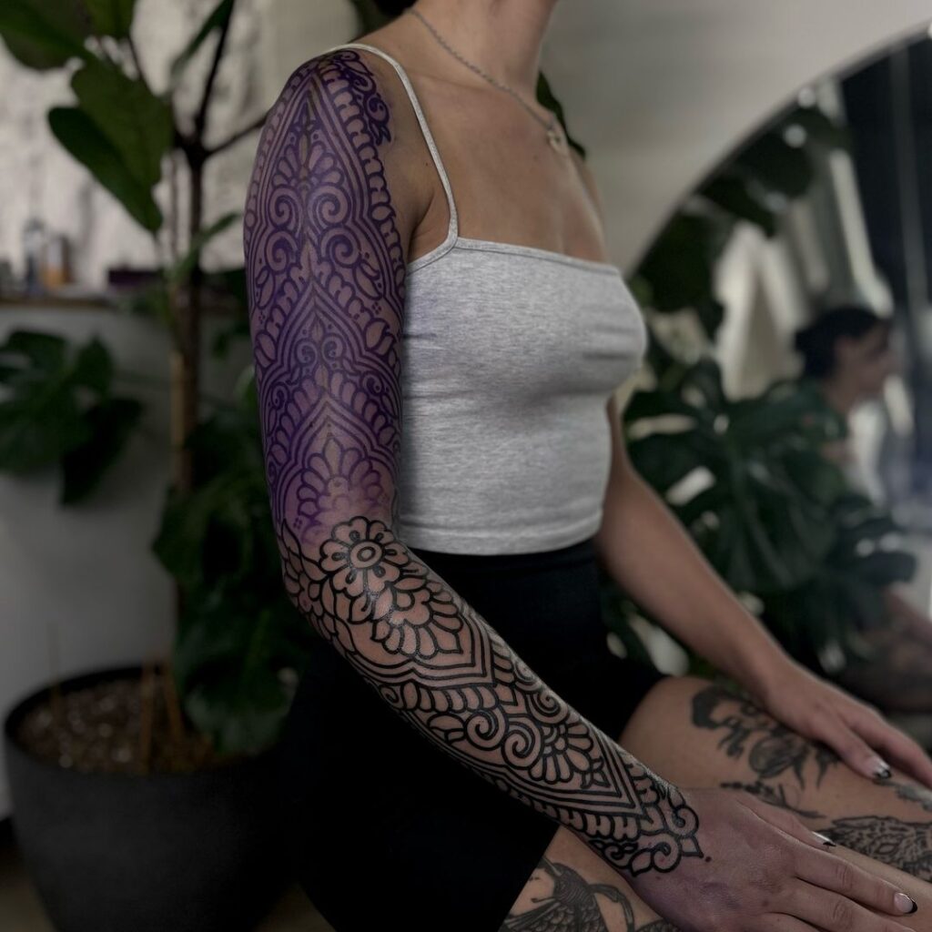 Manga de tatuaje con motivo geométrico morado y negro