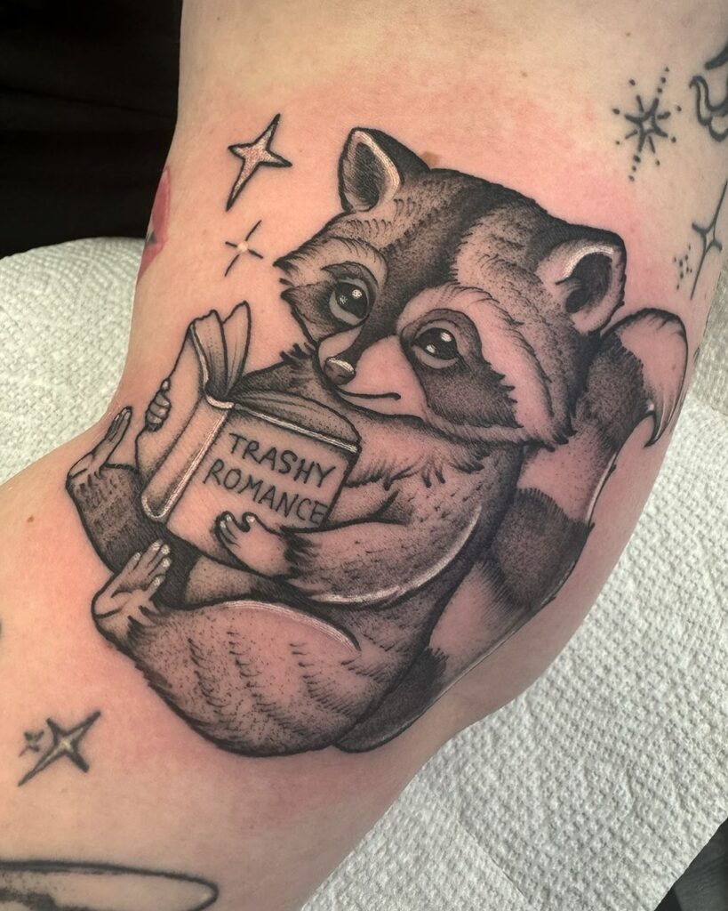 Tatuaje Racoon Dot Work