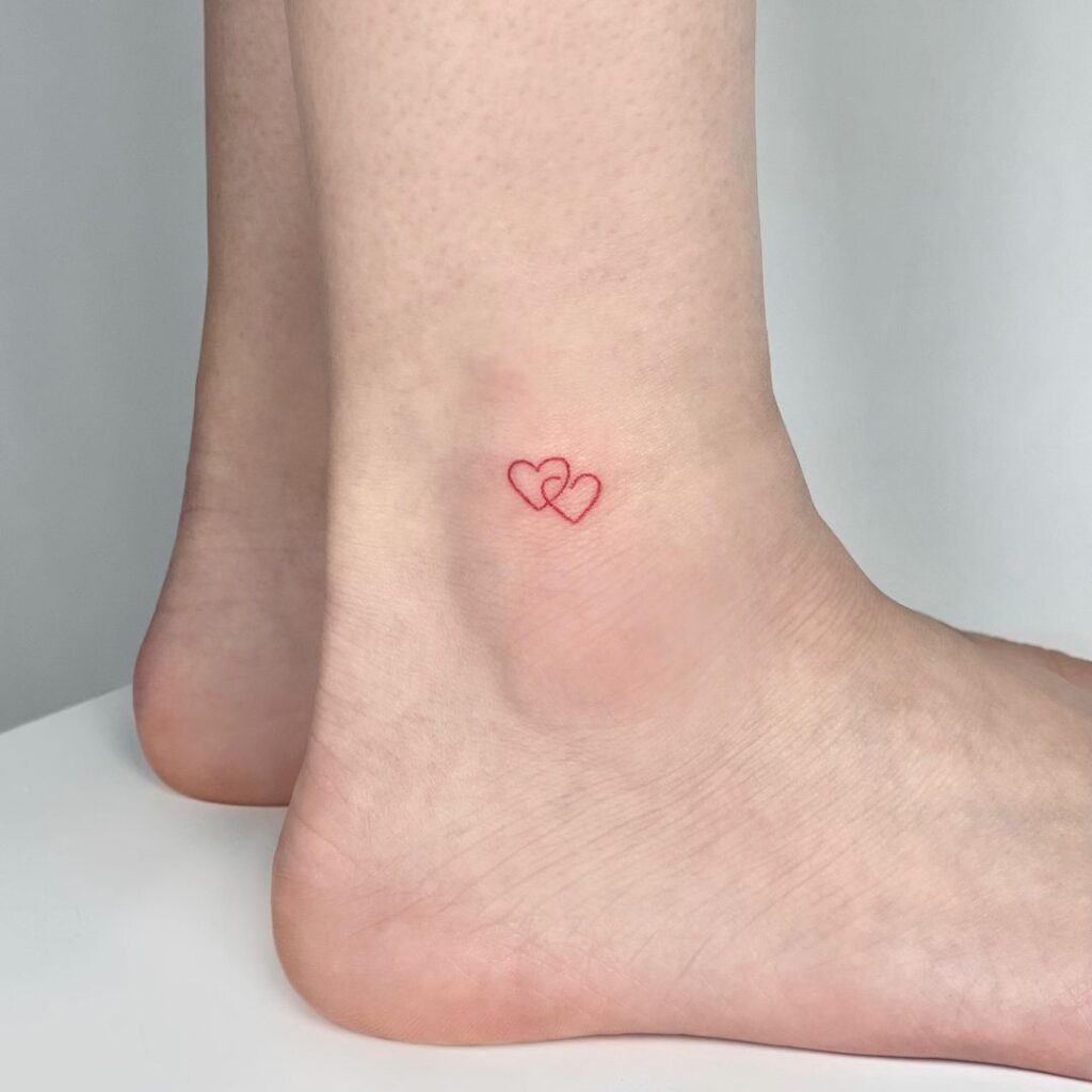 Tatuagem de corações vermelhos na perna