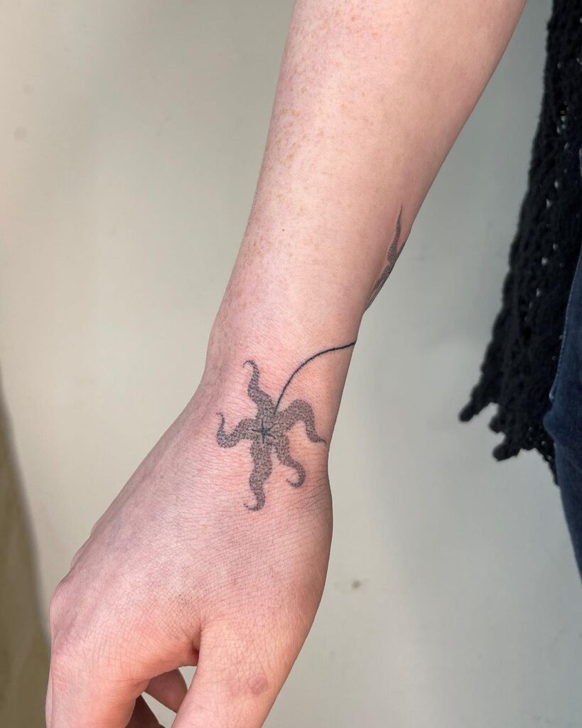 Tatuagem de estrela do mar com pontos