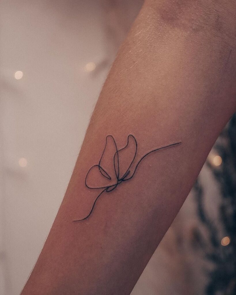 Tatuaje de mariposa de una línea