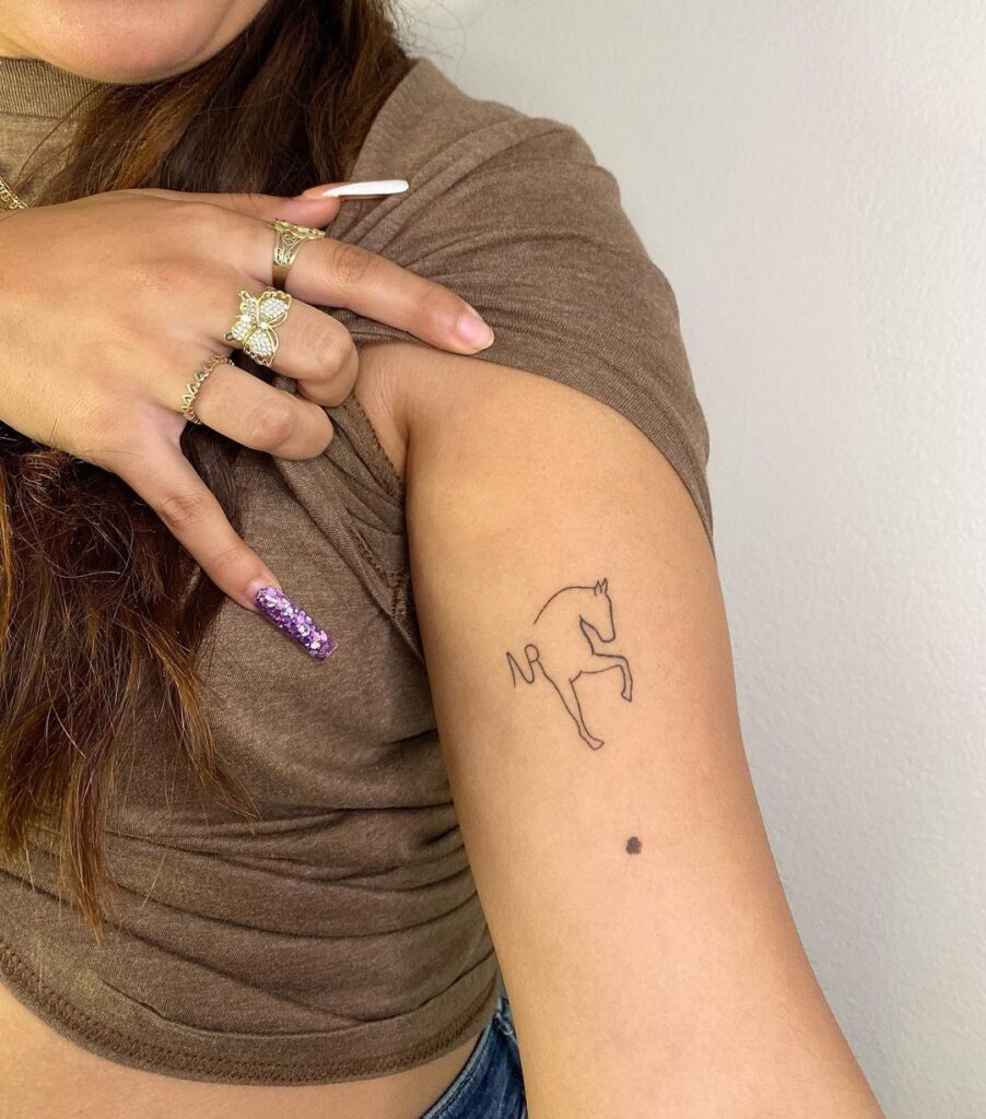 Tatuagem de cavalo com um único traço