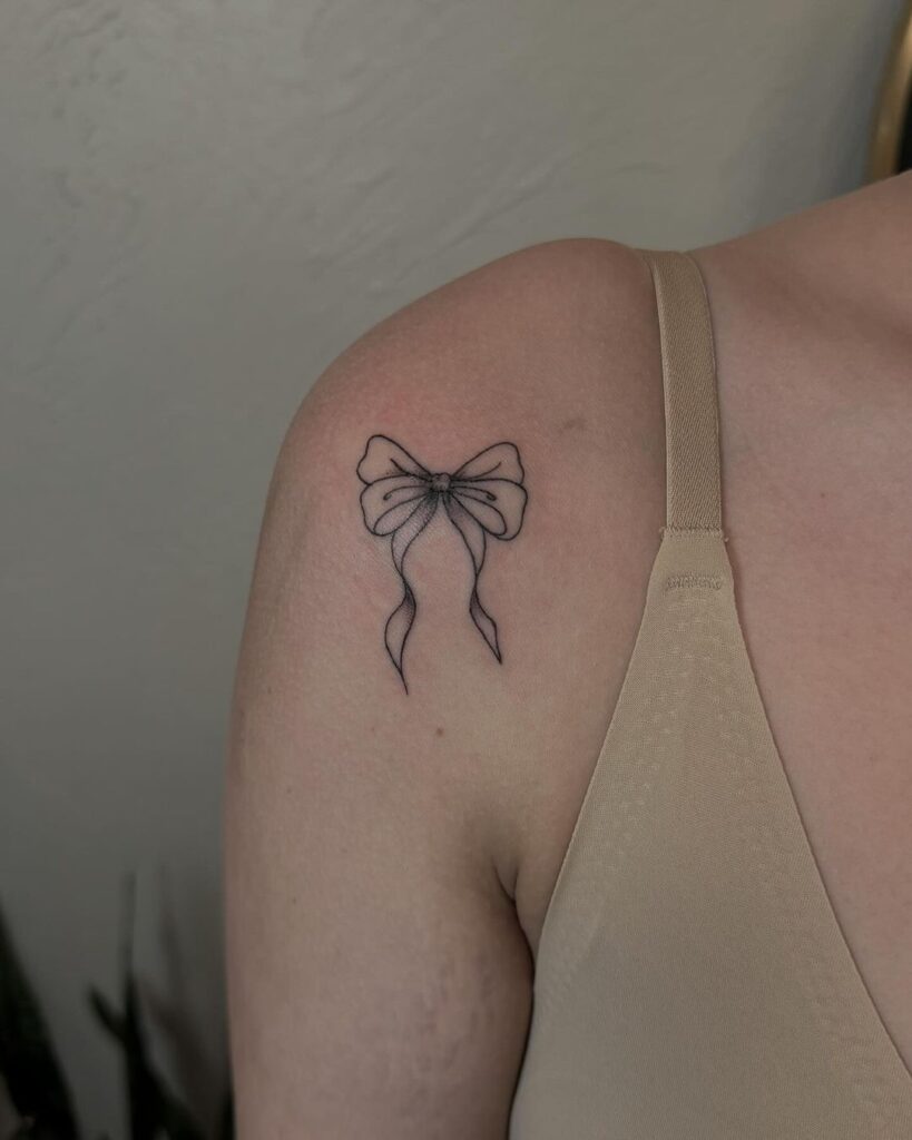 Tatuaje femenino de lazo pequeño