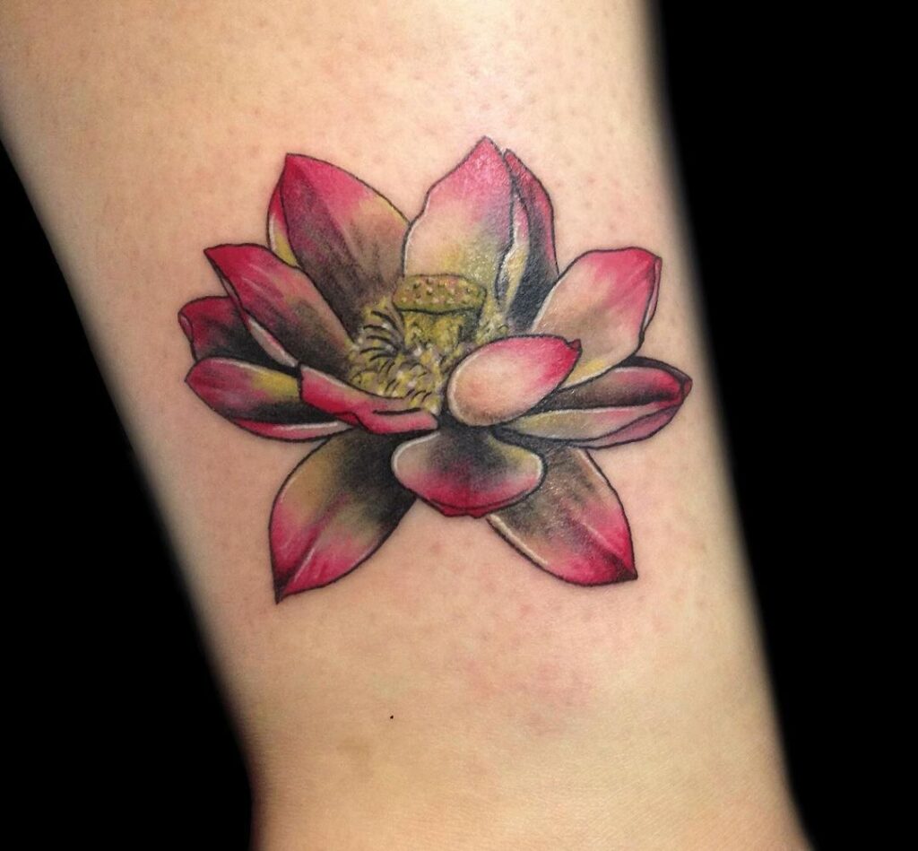 Tatuagem de flor de lótus pequena e colorida