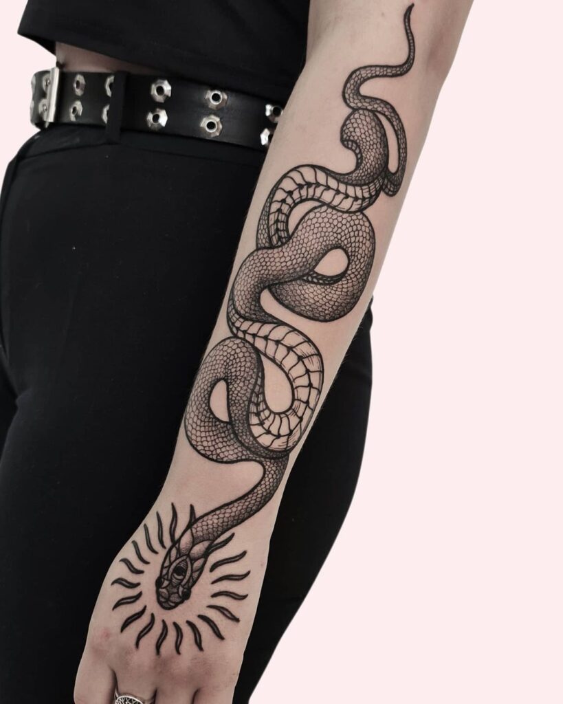 Tatuagem de cobra no braço