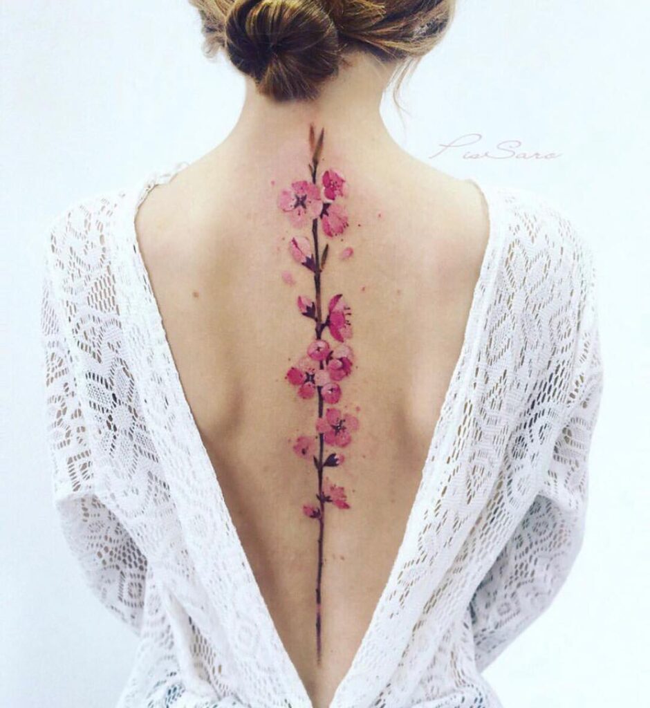 Tatuagem de flor na espinha