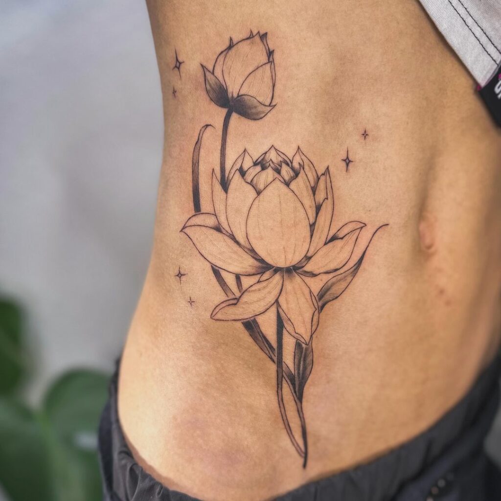 Tatuaggio di un grande fiore di loto