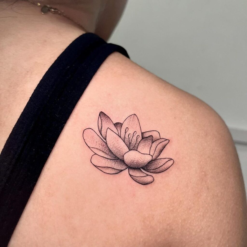 Tatuagem subtil de flor de lótus para o ombro