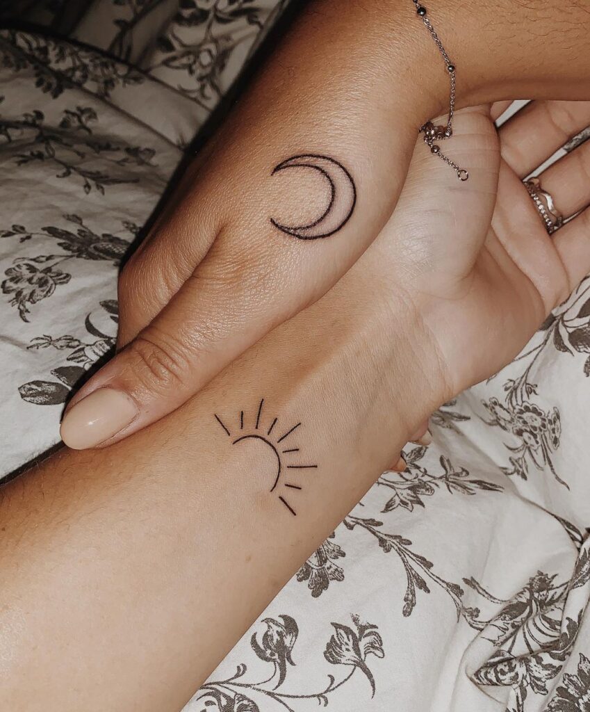 Tatuagem de sol e lua a condizer