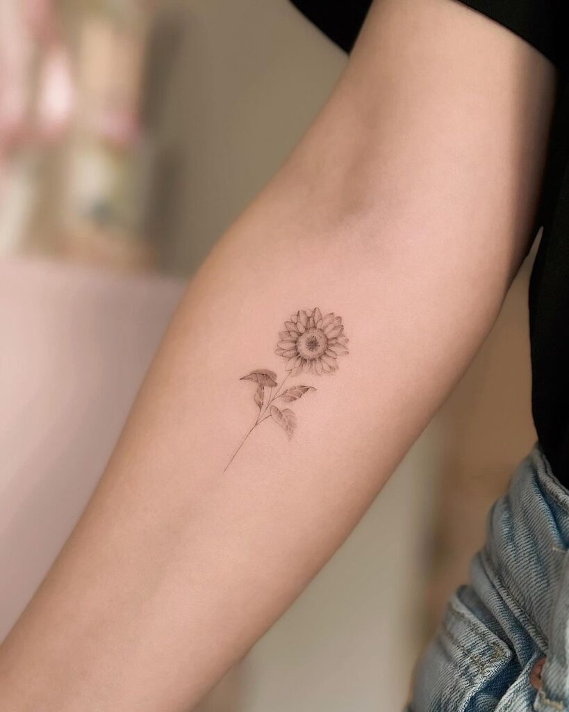 Tatuaggio femminile con girasole