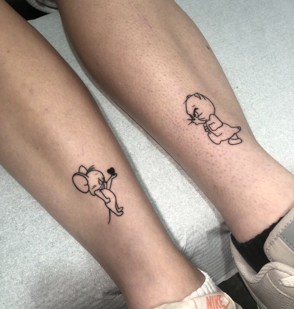 Tatuaje a juego de Tom y Jerry