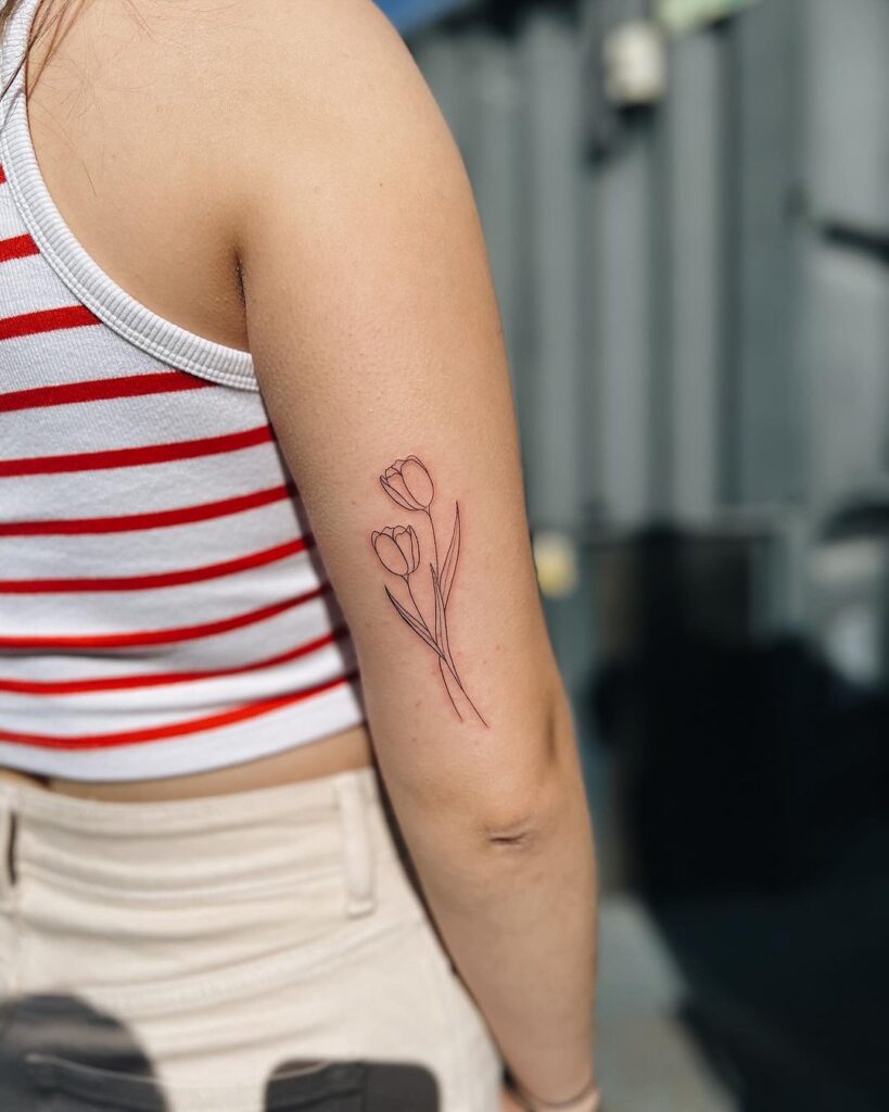 Tatuagem feminina de linha fina Tulip