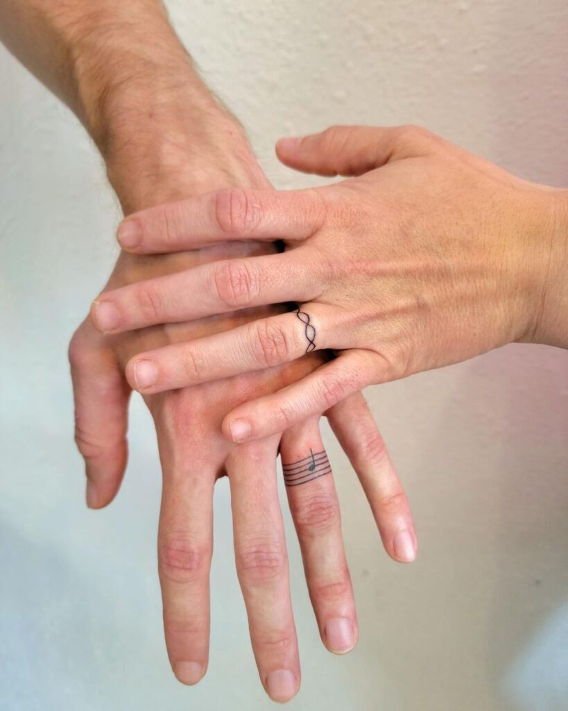 Tatuaje de alianzas de boda