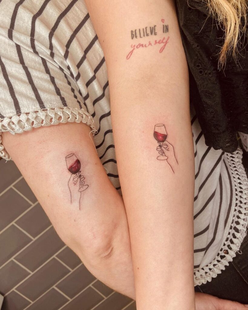 Tatuaggio abbinato ai bicchieri da vino