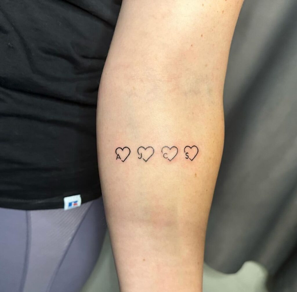 Tatuaggio con le iniziali e i cuori dei tuoi figli